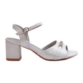 Vinceza Sandálias femininas de couro ecológico com salto alto e decorações prateadas Narhi prata