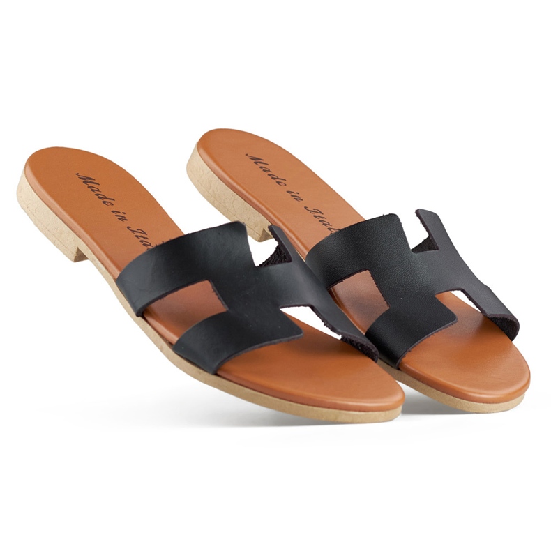 Chinelos femininos pretos em couro natural