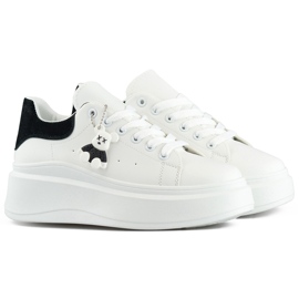 Calçado desportivo branco com sola grossa e ursinho de pelúcia preto