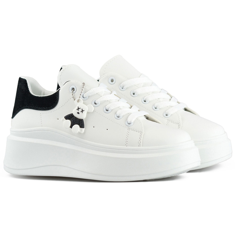 Calçado desportivo branco com sola grossa e ursinho de pelúcia preto