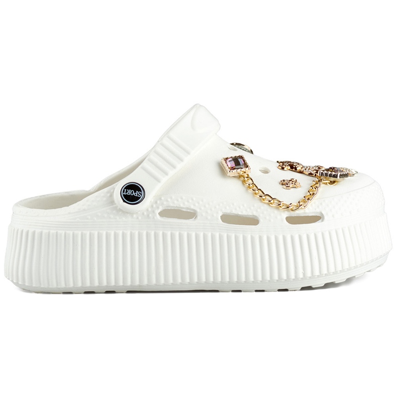 Chinelos brancos com sola grossa e decorações