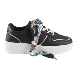 Tênis feminino preto amarrado com fita