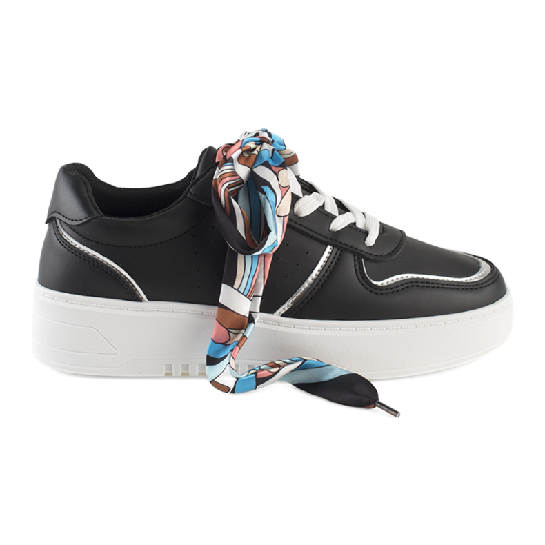 Tênis feminino preto amarrado com fita