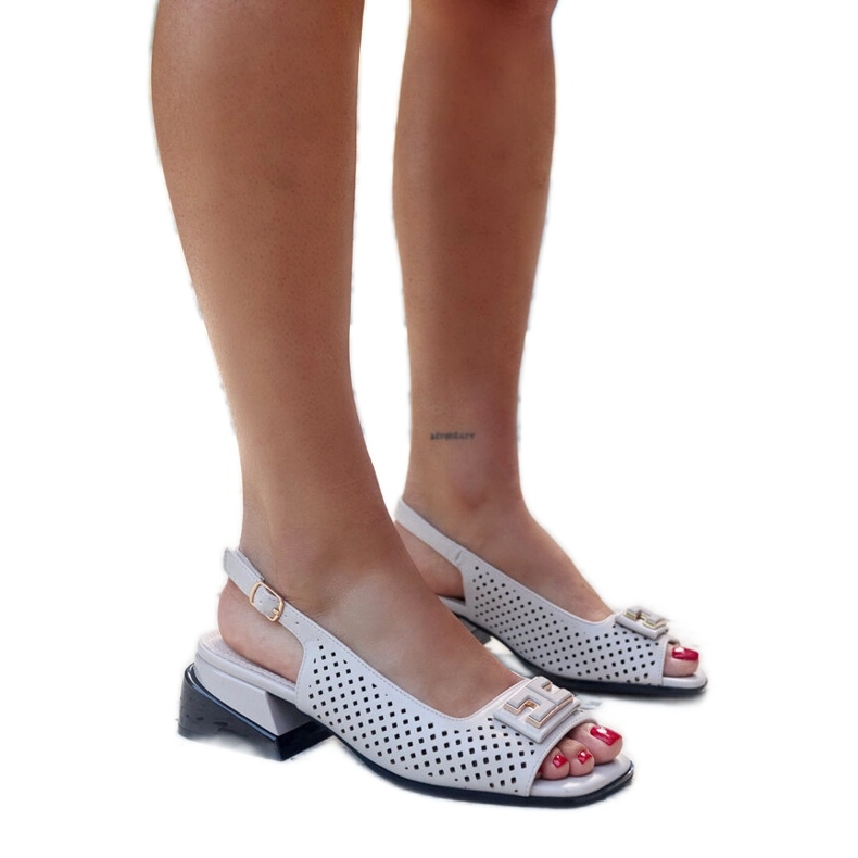 Sandálias perfuradas em um enorme bloco Sajida cinza