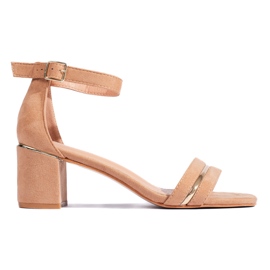 Sandália de salto baixo em camurça marrom