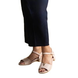 Sandálias bege de salto baixo com fivela Horner