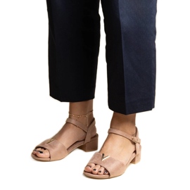 Sandálias bege escuro de salto baixo com fivela Horner