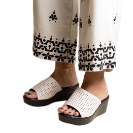 Chinelos brancos com aberturas em couro ecológico Garvin