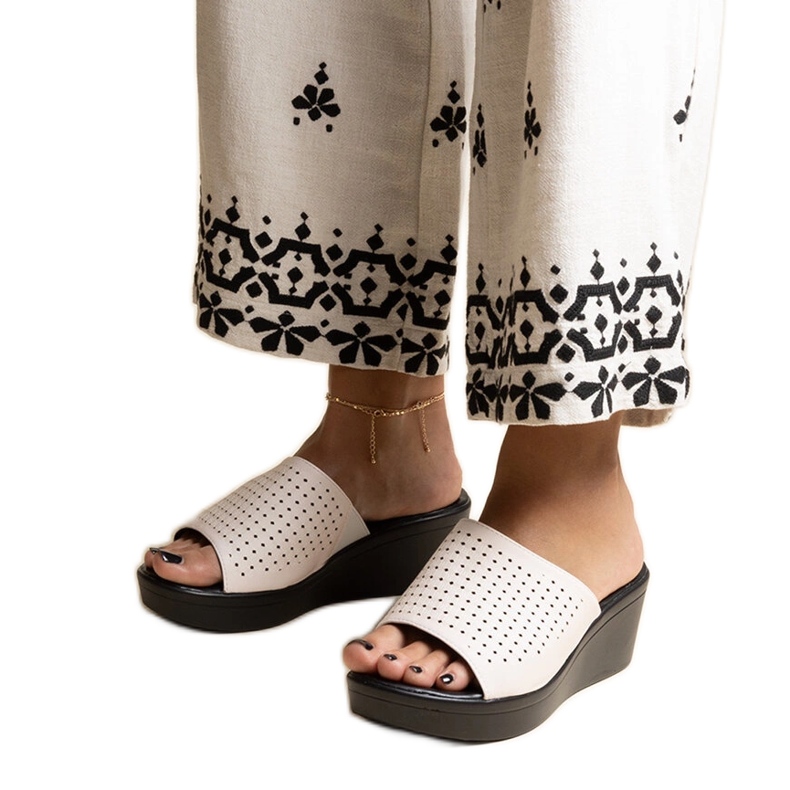 Chinelos brancos com aberturas em couro ecológico Garvin