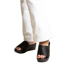 Chinelos pretos com aberturas em couro ecológico Garvin