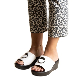 Mules de cunha branca com fivela Keirenh branco