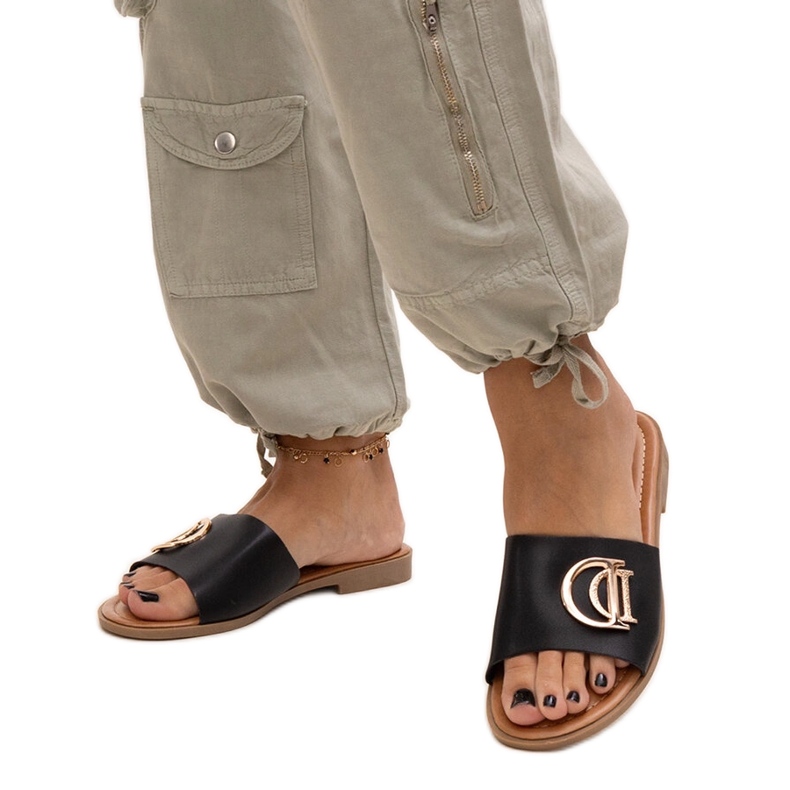 Chinelos pretos com fivela Almeita