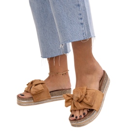 Chinelos marrons com sola Peletra enorme marrom