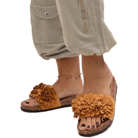 Chinelos com flores e sola de cortiça da Almida marrom