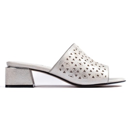 Chinelos prateados perfurados com salto baixo prata