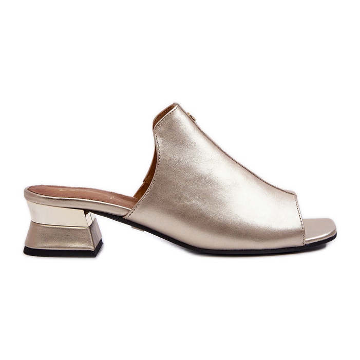 Chinelos femininos elegantes feitos de couro natural com salto baixo Maciejka 06360-25 dourado