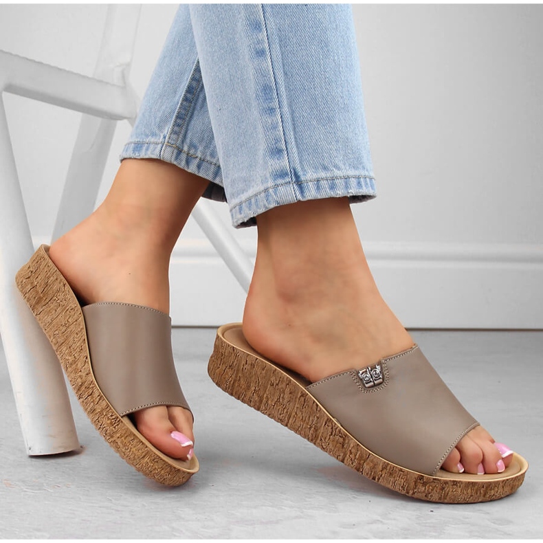 Chinelos de cappuccino femininos confortáveis ​​de couro Helios 130.42 bege