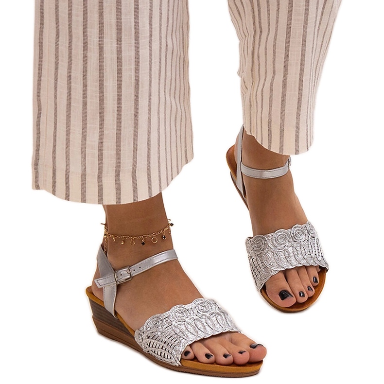 Sandália de cunha baixa bordada Maimoona. prata