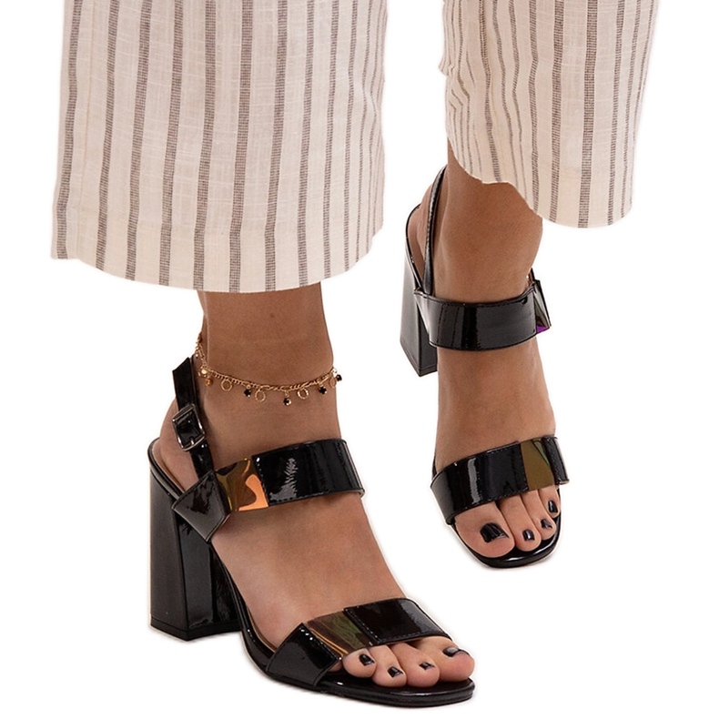 Sandálias de salto alto pretas envernizadas Shadan. preto