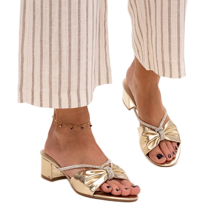 Mules de salto alto decorados com zircões Anbrani dourado