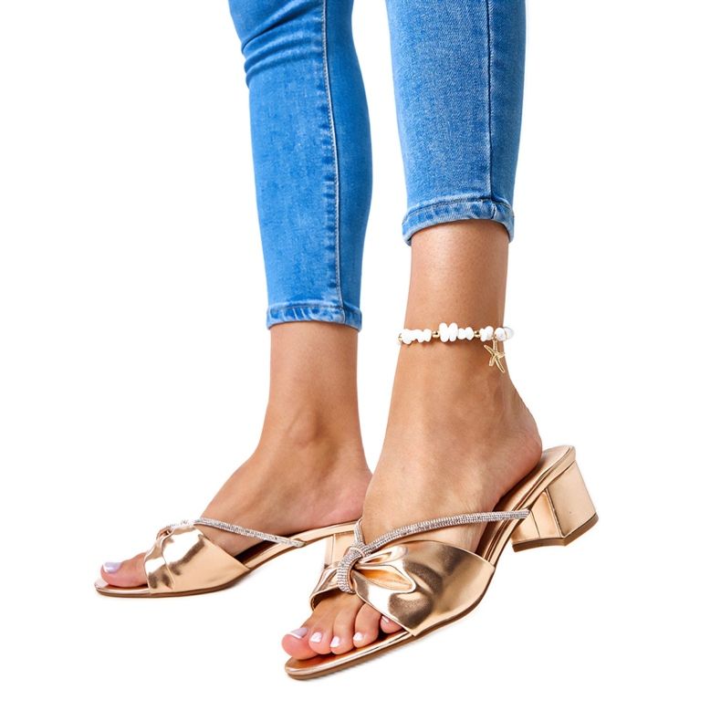 Mules de salto alto decorados com zircões Anbrani dourado