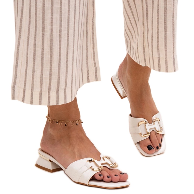 Chinelos de salto baixo com fivela Luara decorativa branco Chinelos de salto baixo com fivela Luara decorativa branco