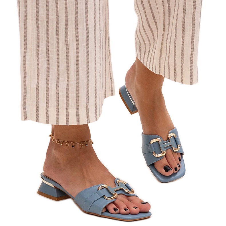 Chinelos de salto baixo com fivela Luara decorativa azul