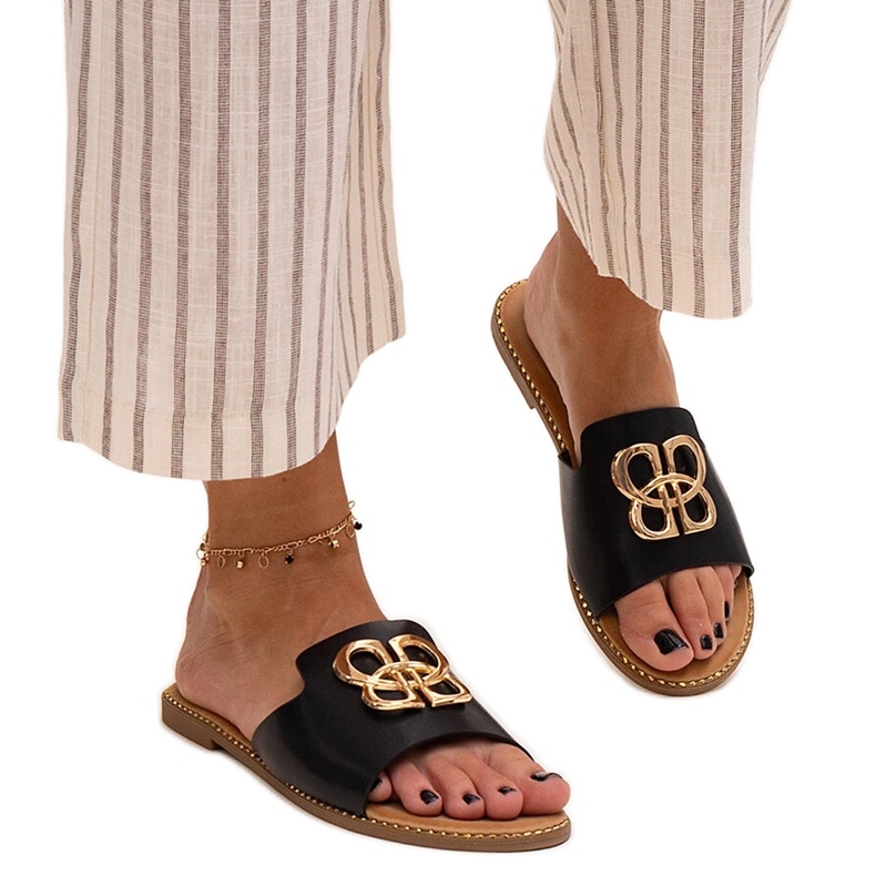 Chinelos pretos decorados com fivela Perkin