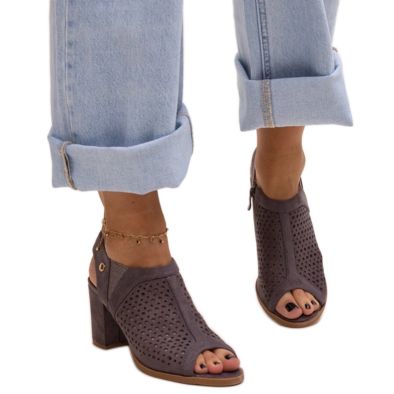 Evento Sandálias perfuradas de salto alto com palmilha Heilma de couro cinza