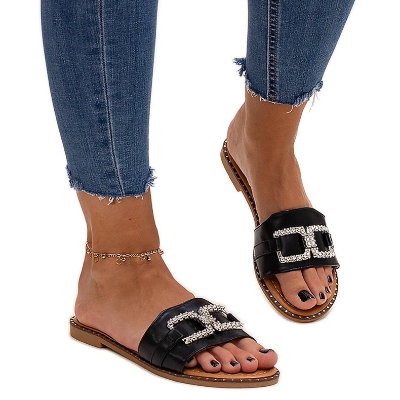 Chinelos pretos com fivela decorativa Rochaela