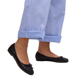 Sapatilhas pretas com laço e inserção de couro da Rosaly preto Sapatilhas pretas com laço e inserção de couro da Rosaly preto