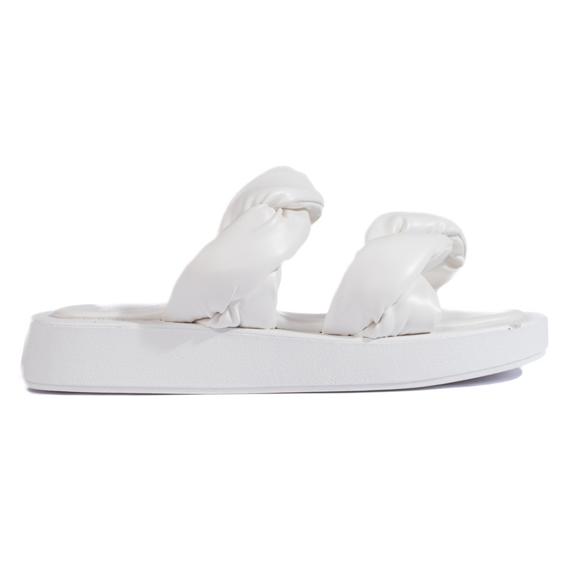 Chinelos brancos com sola grossa