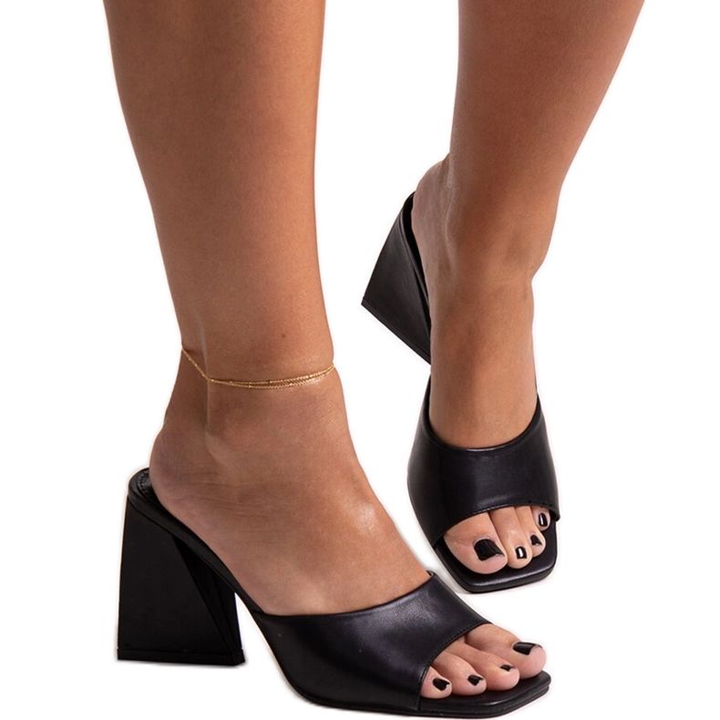 Chinelos Mirella pretos de salto alto