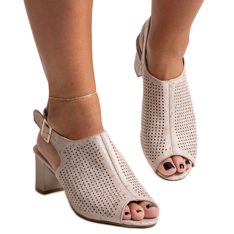 Sandálias perfuradas de salto alto com palmilha de couro da Mawiya bege