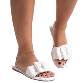 Chinelos brancos com fivela Ganema