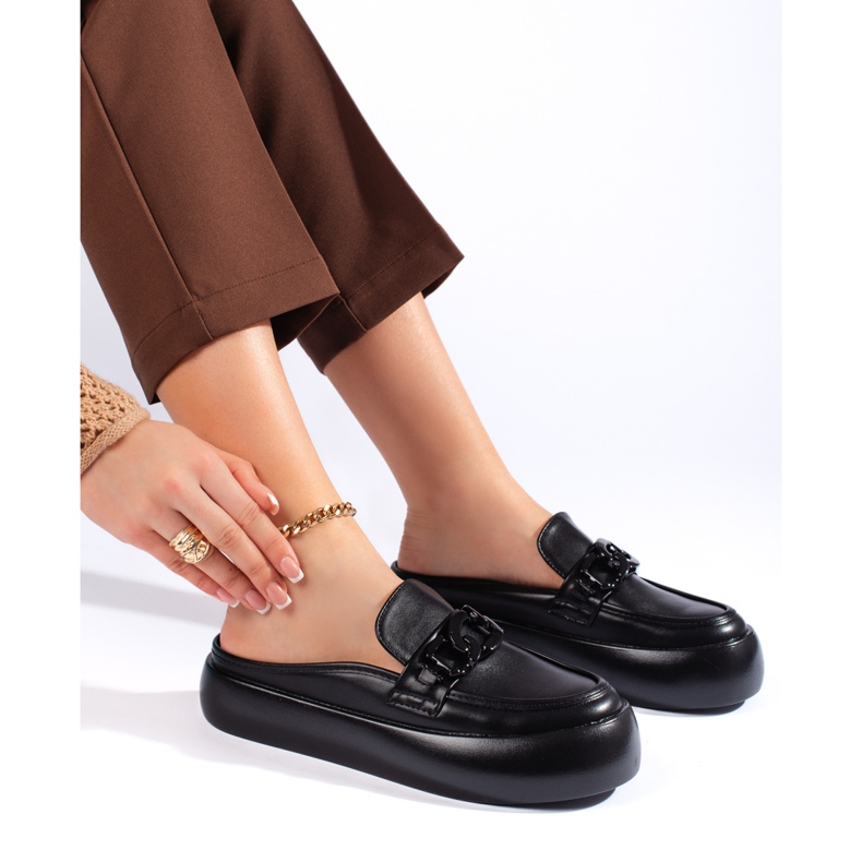 Chinelos femininos negros elegantes e fechados preto