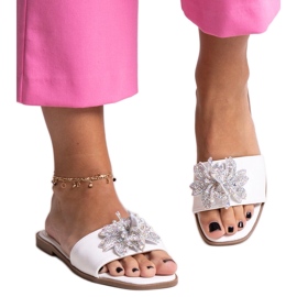 Chinelos brancos com flor Vendula de zircão