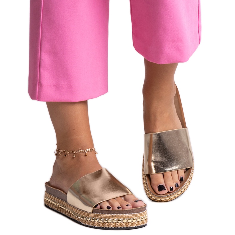 Chinelos dourados com sola decorativa em jasmim