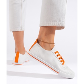 Tênis feminino branco com atacadores laranja Tênis feminino branco com atacadores laranja