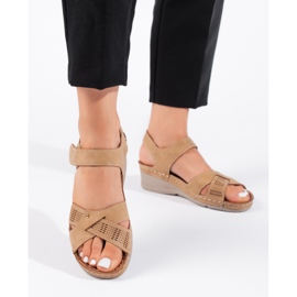 Sandálias femininas de cunha camelo com velcro marrom