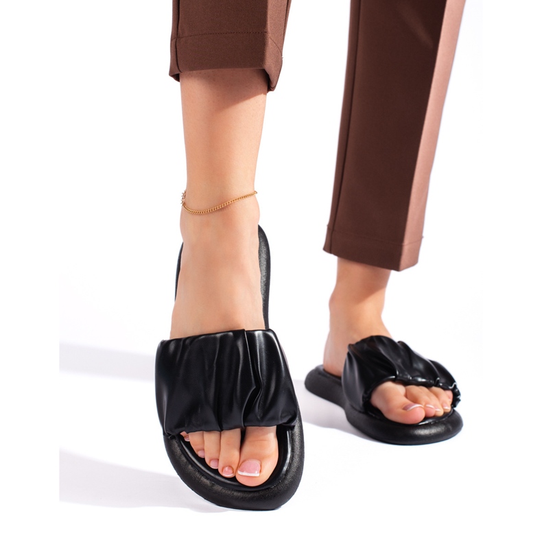 Chinelos pretos de senhora