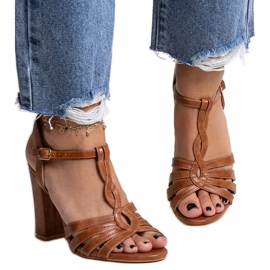 Sandálias marrons de salto alto da Mikaii castanho