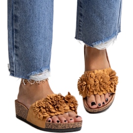 Chinelos caramelo com flores na plataforma Apolonia marrom