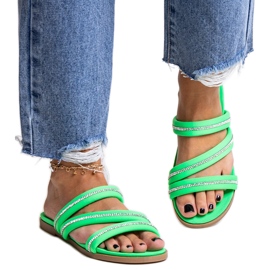 Chinelos verdes com strass da Martinela