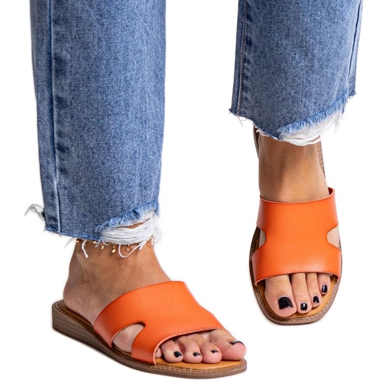 Chinelos laranja feitos de couro ecológico da Kajetana