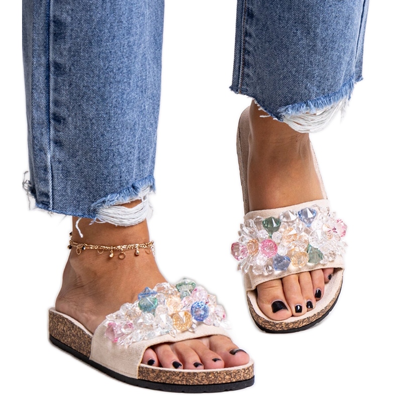 Chinelos bege decorados com pedras Negistina