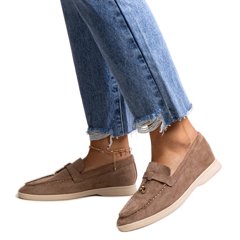 Mocassins marrom escuro com pingente de metal da Fiorano bege