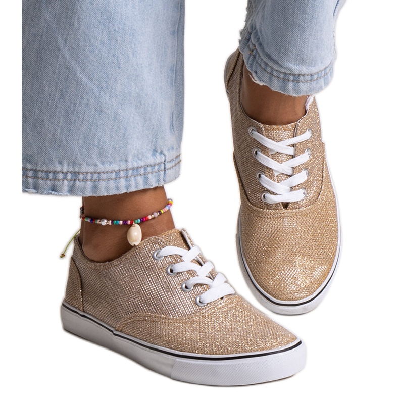 Tênis Carroline dourado brilhante