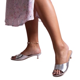 Chinelos Maloua prateados com salto baixo prata