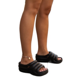 Os enormes chinelos pretos de Amina